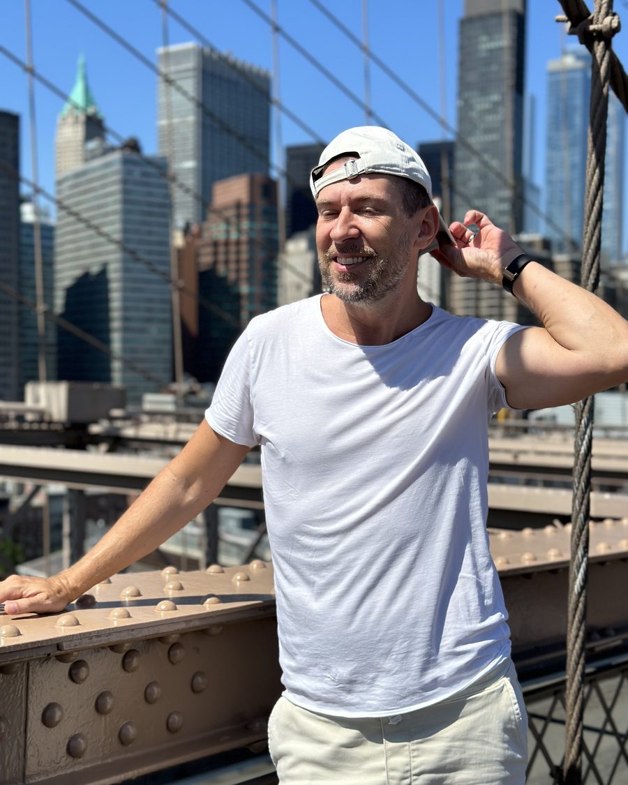Robert Billing on the Brooklyn Bridge, New York